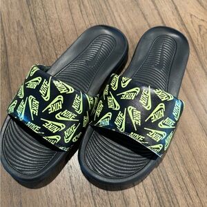 Nike Men’s Victori One Slides Black/Volt M 10